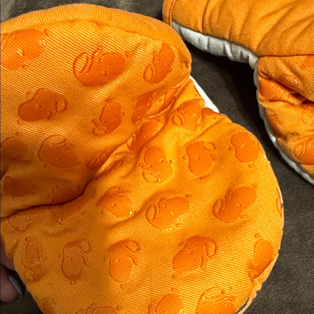 Peanuts Halloween Snoopy Oven Mitts - Orange and White - Picture 4 of 5